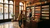 Vendeur et cliente dans une ancienne boutique de tabac avec vitrines