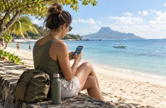 Voyageur consultant des conseils sur un téléphone illisible près d’une plage calme