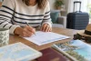 Un adulte complète un document de paiement vacances générique aux champs illisibles.