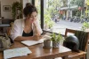 Voyageuse préparant sereinement un trajet de journée avec carnet, téléphone et casque posé